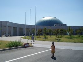 �O��