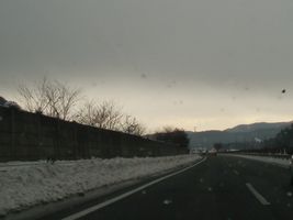 ���E