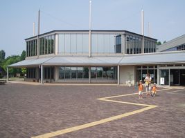 �O��