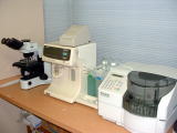 顕微鏡と血液検査機器